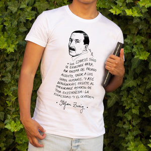 Camiseta blanca hombre con ilustración y cita de Stefan Zweig en español.