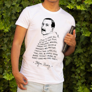 Camiseta blanca hombre con ilustración y cita de Stefan Zweig en inglés.