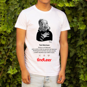 Camiseta blanca hombre con ilustración de Toni Morrison por Fernando Vicente.