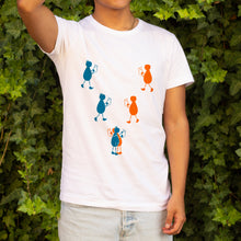 Cargar imagen en el visor de la galería, Camiseta blanca hombre de la colección Lectorix con una pareja de figuras leyendo y abrazándose.
