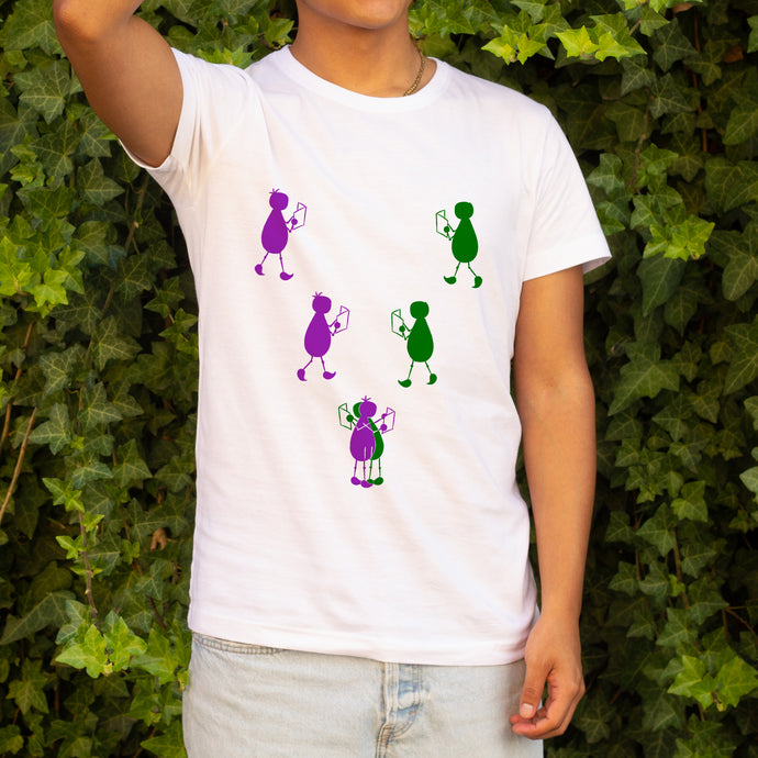 Camiseta blanca hombre de la colección Lectorix con una pareja de figuras leyendo y abrazándose.