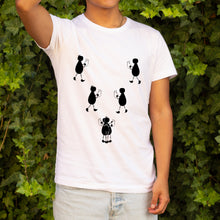 Cargar imagen en el visor de la galería, Camiseta blanca hombre de la colección Lectorix con una pareja de figuras leyendo y abrazándose.
