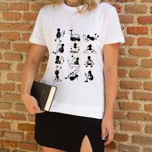 Cargar imagen en el visor de la galería, Camiseta blanca mujer de la colección Lectorix con 12 figuras de personas leyendo.
