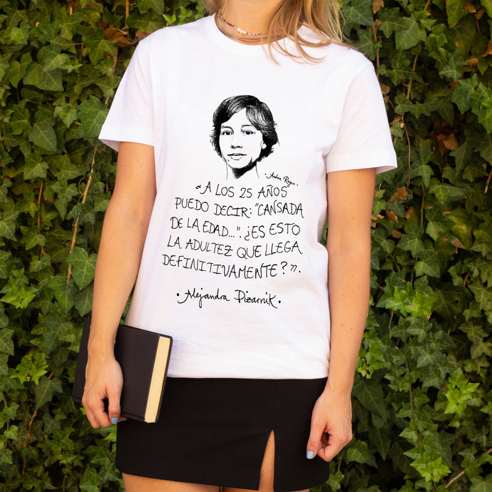 Camiseta blanca mujer con ilustración y cita de Alejandra Pizarnik.