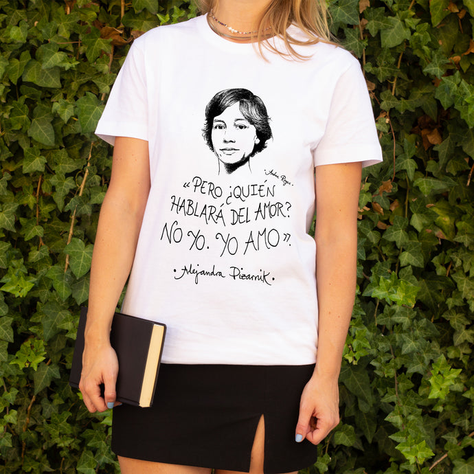 Camiseta blanca mujer con ilustración y cita de Alejandra Pizarnik.