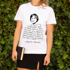 Camiseta blanca mujer con ilustración y cita de Alejandra Pizarnik.