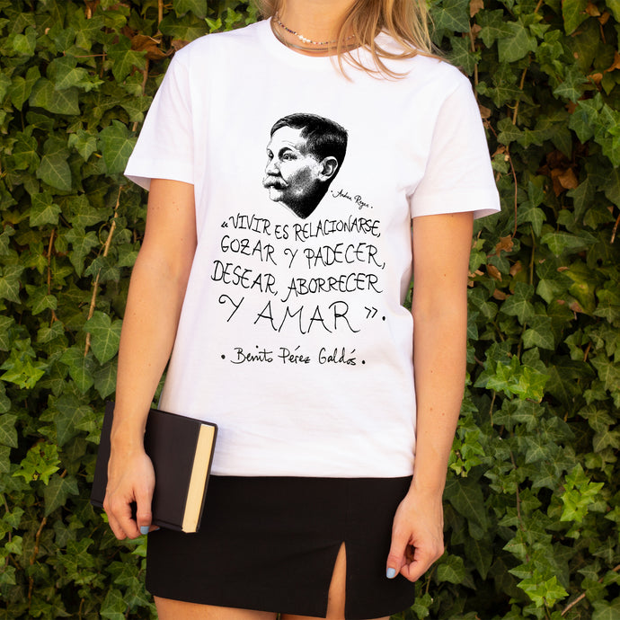 Camiseta blanca mujer con ilustración y cita de Benito Pérez Galdós en español.