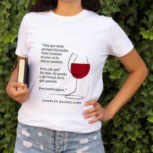 Camiseta blanca mujer de la colección Quotes & Co con ilustración de copa de vino y cita de Charles Baudelaire.