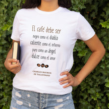 Cargar imagen en el visor de la galería, Camiseta blanca mujer de la colección Quotes &amp; Co con cita de Charles Maurice de Talleyrand sobre sobre el café.