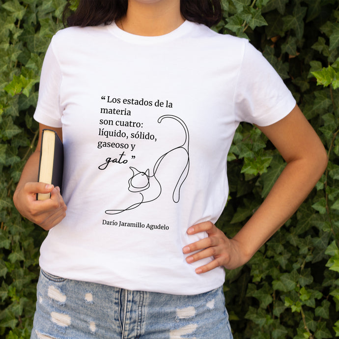 Camiseta blanca mujer de la colección Quotes & Co con ilustración de gato y cita de Darío Jaramillo Agudelo.