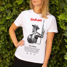Cargar imagen en el visor de la galería, Camiseta blanca mujer con ilustración de Don Quijote dibujada por Fernando Vicente.