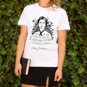 Camiseta blanca mujer con ilustración y cita de Emiliy Dickinson en español.