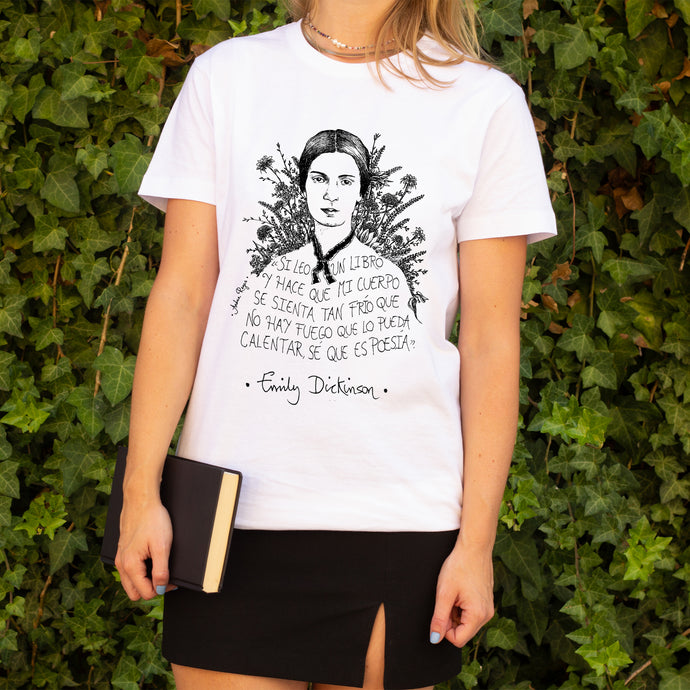 Camiseta blanca mujer con ilustración y cita de Emily Dickinson en español.