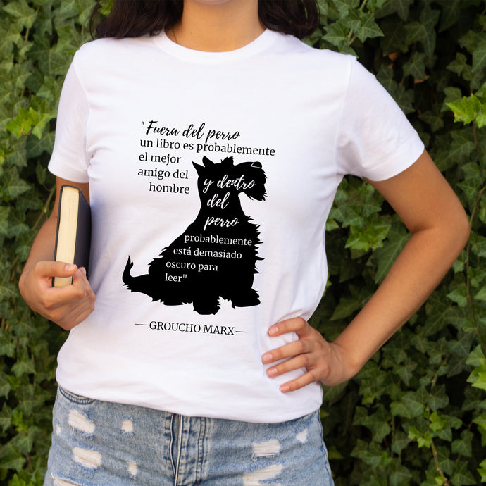 Camiseta blanca mujer de la colección Quotes & Co con ilustración de perro y cita de Groucho Marx.