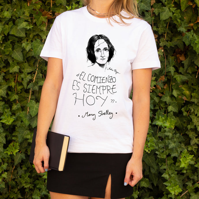 Camiseta blanca mujer con ilustración y cita de Mary Shelley en español.