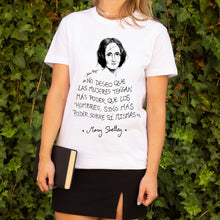 Cargar imagen en el visor de la galería, Camiseta blanca mujer con ilustración y cita de Mary Shelley en español.