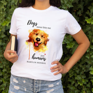 Camiseta blanca mujer de la colección Quotes & Co con ilustración de perro en acuarela y cita de Marilyn Monroe.