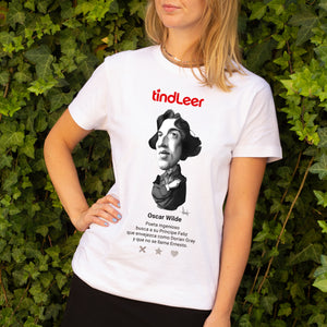 Camiseta blanca mujer con ilustración de Oscar Wilde por Fernando Vicente.