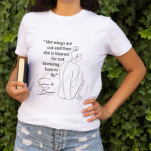 Cargar imagen en el visor de la galería, Camiseta blanca mujer de la colección Quotes &amp; Co con ilustración de silueta de mujer y cita de Simone de Beauvoir.