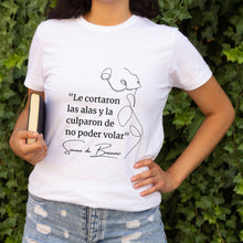 Cargar imagen en el visor de la galería, Camiseta blanca mujer de la colección Quotes &amp; Co con ilustración de silueta de mujer y cita de Simone de Beauvoir.