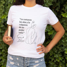 Cargar imagen en el visor de la galería, Camiseta blanca mujer de la colección Quotes &amp; Co con ilustración de silueta de mujer y cita de Simone de Beauvoir.