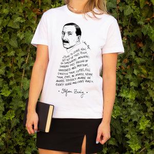 Camiseta blanca mujer con ilustración y cita de Stefan Zweig en español.