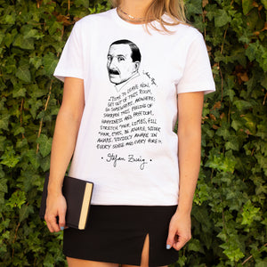 Camiseta blanca mujer con ilustración y cita de Stefan Zweig en inglés.