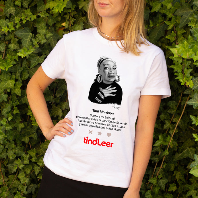 Camiseta blanca mujer con ilustración de Toni Morrison por Fernando Vicente.