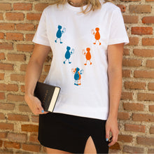 Cargar imagen en el visor de la galería, Camiseta blanca mujer de la colección Lectorix con una pareja de figuras leyendo y abrazándose.
