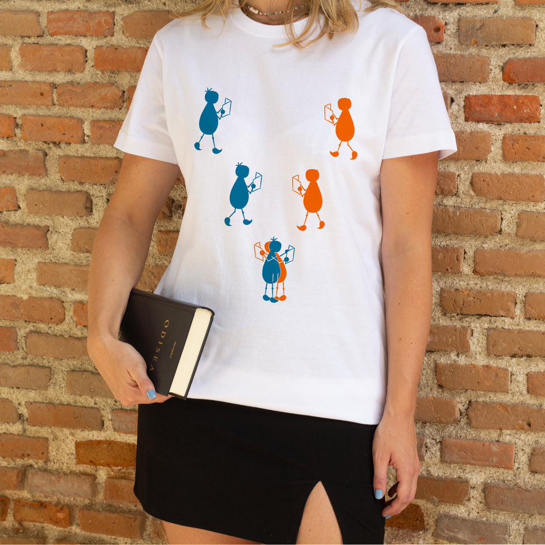 Camiseta blanca mujer de la colección Lectorix con una pareja de figuras leyendo y abrazándose.