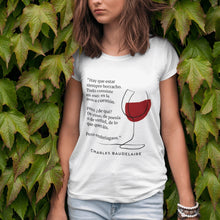Cargar imagen en el visor de la galería, Camiseta blanca mujer de la colección Quotes &amp; Co con ilustración de copa de vino y cita de Charles Baudelaire.