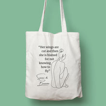 Cargar imagen en el visor de la galería, Tote bag color natural con asa natural de la colección Quotes &amp; Co con ilustración de silueta de mujer y cita de Simone de Beauvoir.
