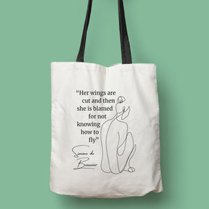 Tote bag color natural con asa negra de la colección Quotes & Co con ilustración de silueta de mujer y cita de Simone de Beauvoir.