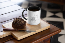 Cargar imagen en el visor de la galería, Taza blanca con asa negra de la colección de Quotes &amp; Co con ilustración de silueta de mujer y cita de Simone de Beauvoir.