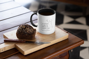Taza blanca con asa negra de la colección de Quotes & Co con ilustración de silueta de mujer y cita de Simone de Beauvoir.