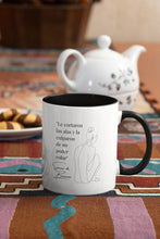 Cargar imagen en el visor de la galería, Taza blanca con asa negra de la colección de Quotes &amp; Co con ilustración de silueta de mujer y cita de Simone de Beauvoir.