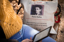 Cargar imagen en el visor de la galería, Tote bag Franz Kafka - Colección Clásica