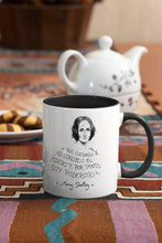 Cargar imagen en el visor de la galería, Taza blanca con asa negra con ilustración y cita de Mary Shelley en español.