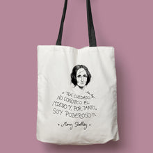 Cargar imagen en el visor de la galería, Tote bag natural con asa negra con ilustración y cita de Mary Shelley en español.