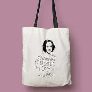 Tote bag natural con asa negra con ilustración y cita de Mary Shelley en español.