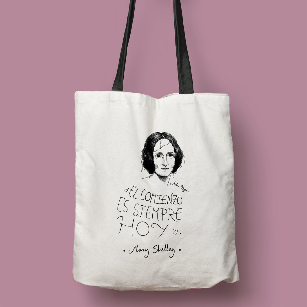 Tote bag natural con asa negra con ilustración y cita de Mary Shelley en español.