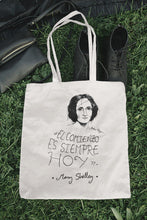 Cargar imagen en el visor de la galería, Tote bag natural con asa natural con ilustración y cita de Mary Shelley en español.