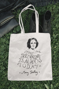 Tote bag natural con asa natural con ilustración y cita de Mary Shelley en inglés.