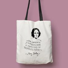 Cargar imagen en el visor de la galería, Tote bag natural con asa negra con ilustración y cita de Mary Shelley en español.