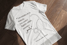 Cargar imagen en el visor de la galería, Camiseta blanca hombre de la colección Quotes &amp; Co con ilustración de gato y cita de Darío Jaramillo Agudelo.