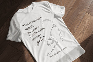 Camiseta blanca hombre de la colección Quotes & Co con ilustración de gato y cita de Darío Jaramillo Agudelo.