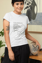 Cargar imagen en el visor de la galería, Camiseta blanca mujer de la colección Quotes &amp; Co con ilustración de gato y cita de Darío Jaramillo Agudelo.