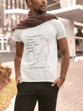Cargar imagen en el visor de la galería, Camiseta blanca hombre de la colección Quotes &amp; Co con ilustración de gato y cita de Darío Jaramillo Agudelo.