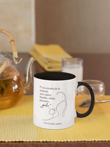 Taza blanca con asa negra de la colección de Quotes & Co con ilustración de gato y cita de Darío Jaramillo Agudelo.