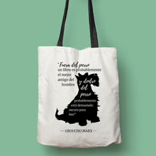 Cargar imagen en el visor de la galería, Tote bag color natural con asa negra de la colección Quotes &amp; Co con ilustración de perro y cita de Groucho Marx.